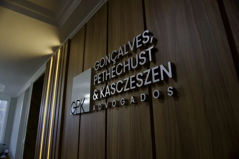 Letreiro de Gonçalves, Pethechust e Kasczeszen Advogados na parede do escritório em Curitiba.